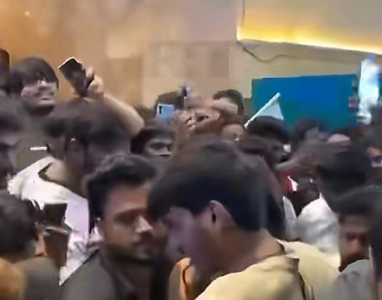 印度女星遭围堵痛哭：光鲜背后的危险，咱普通人得记牢这3个自保招
 
12月18号