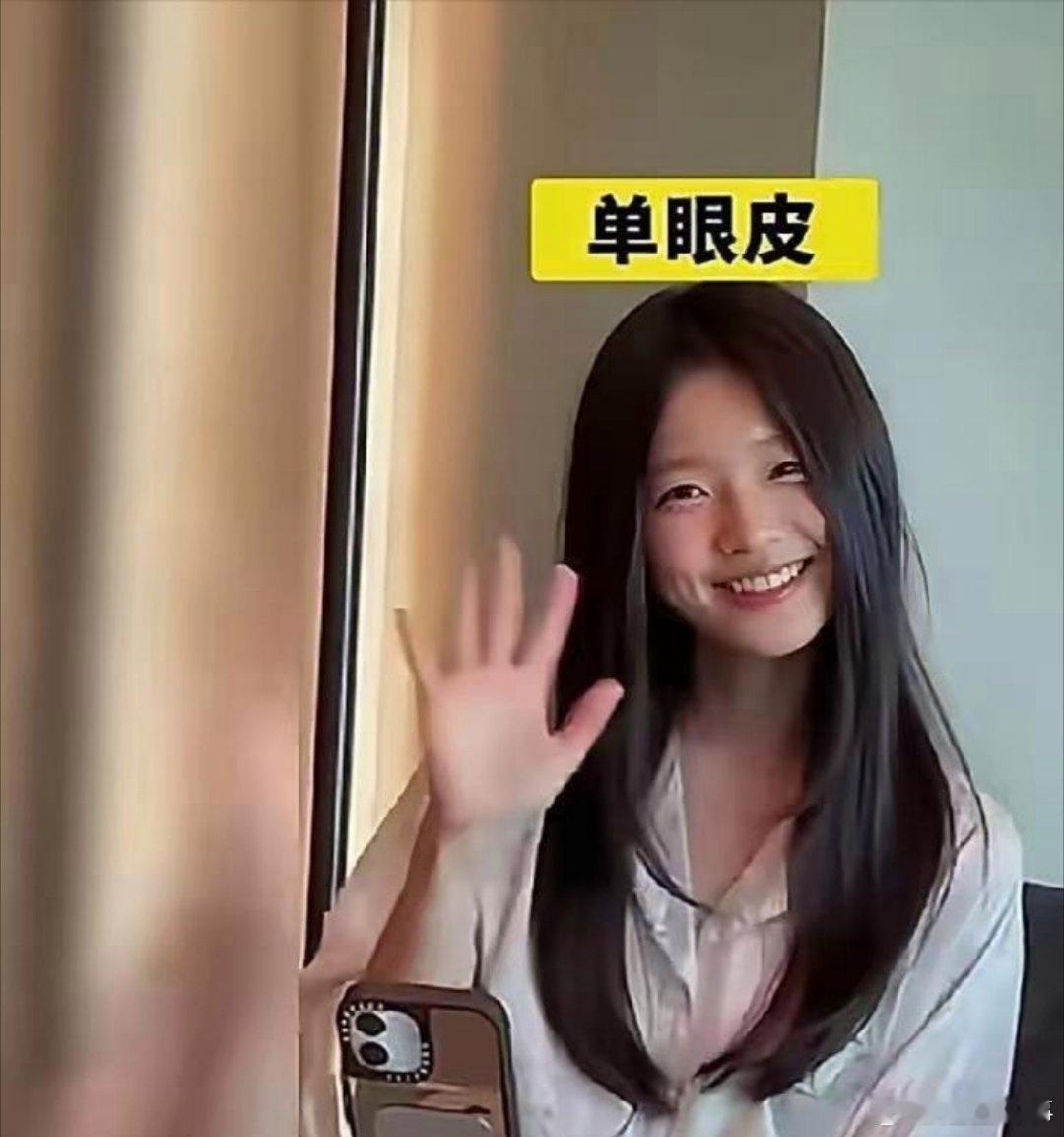 大S女儿也开始直播了，开心与粉丝打招呼，很有镜头感，看她笑起来脸颊有两个明显的酒