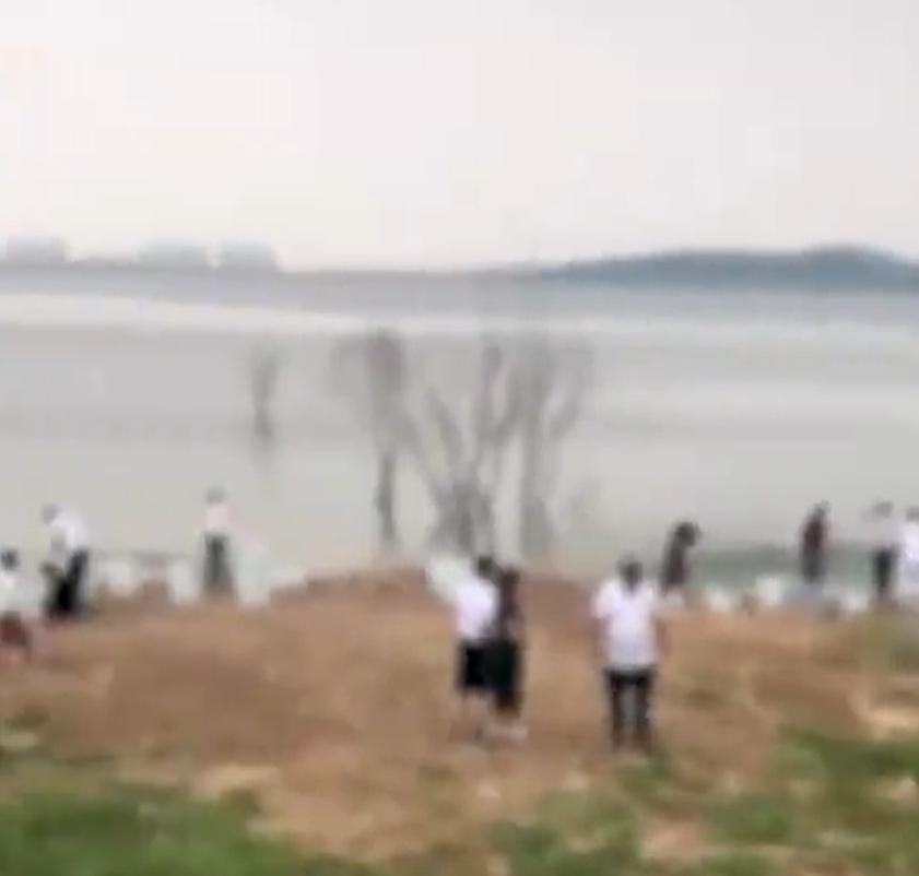 【，网友不解此行为，水务局：将调查】 7月23日，山东青岛。多人围聚崂山水库，提