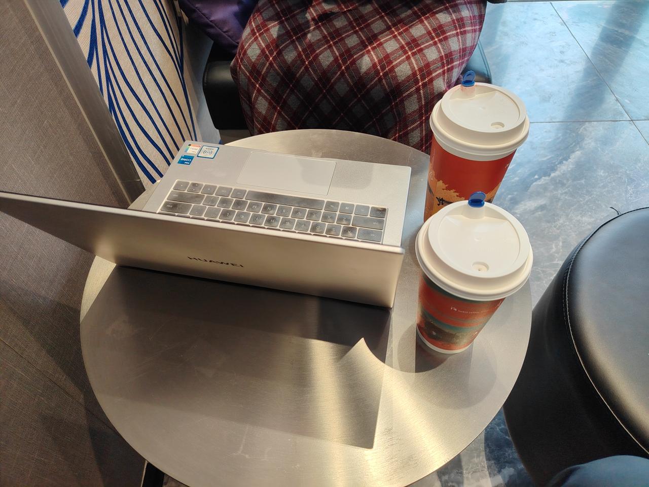 假期期间，在家里办公，难免会受到小孩，以及其他家人的干扰。办公效率也不高。这个时