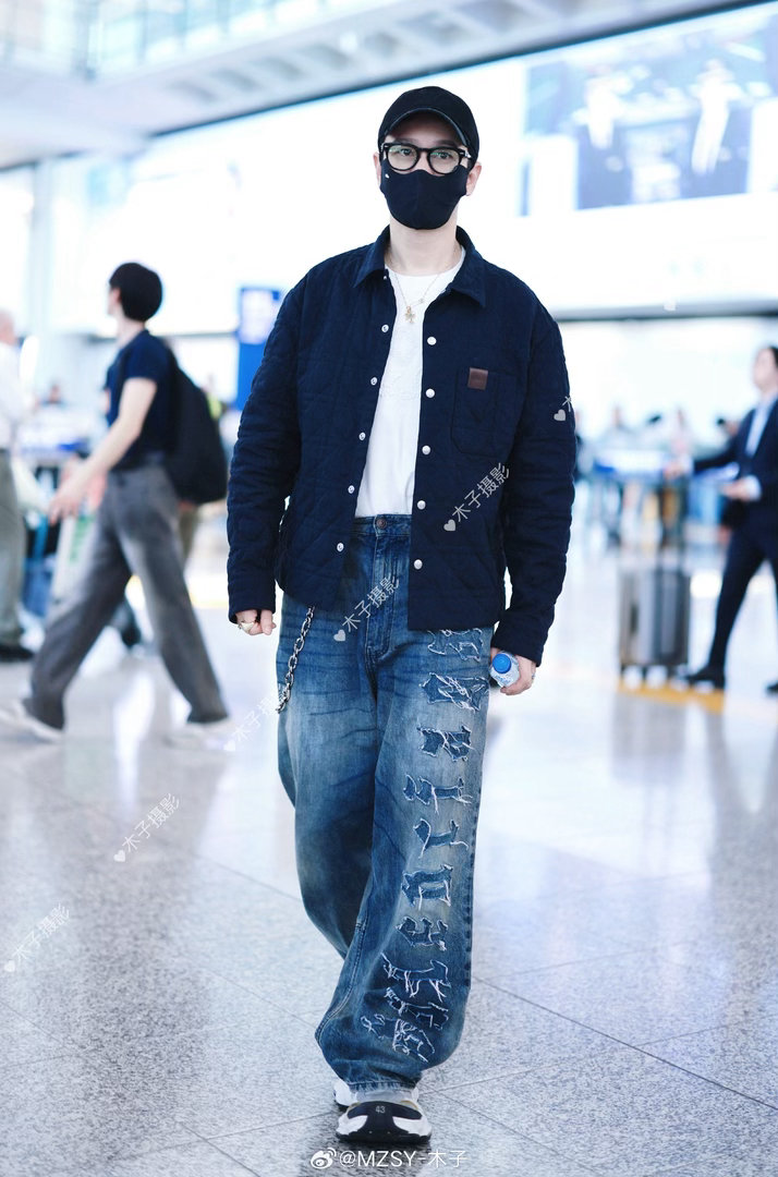 黄晓明遇见杨九郎也得说相声.黄晓明杨九郎贴脸开搓画风突变太有趣！本以为是帅气同框