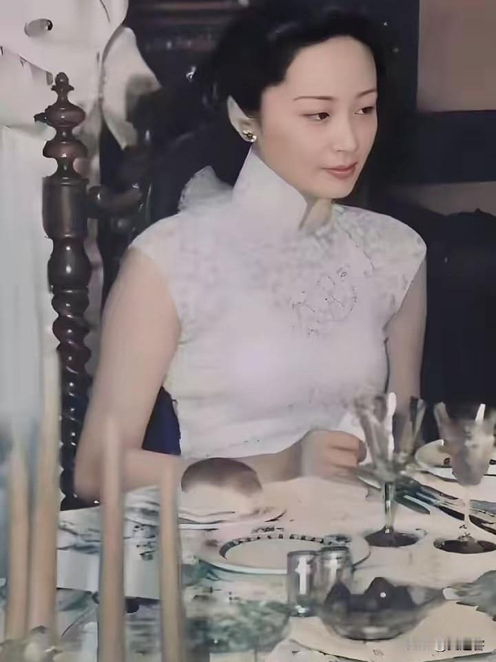 1942年，35岁的张乐怡在纽约的留影！

1942年，纽约长岛。画面里是一栋别