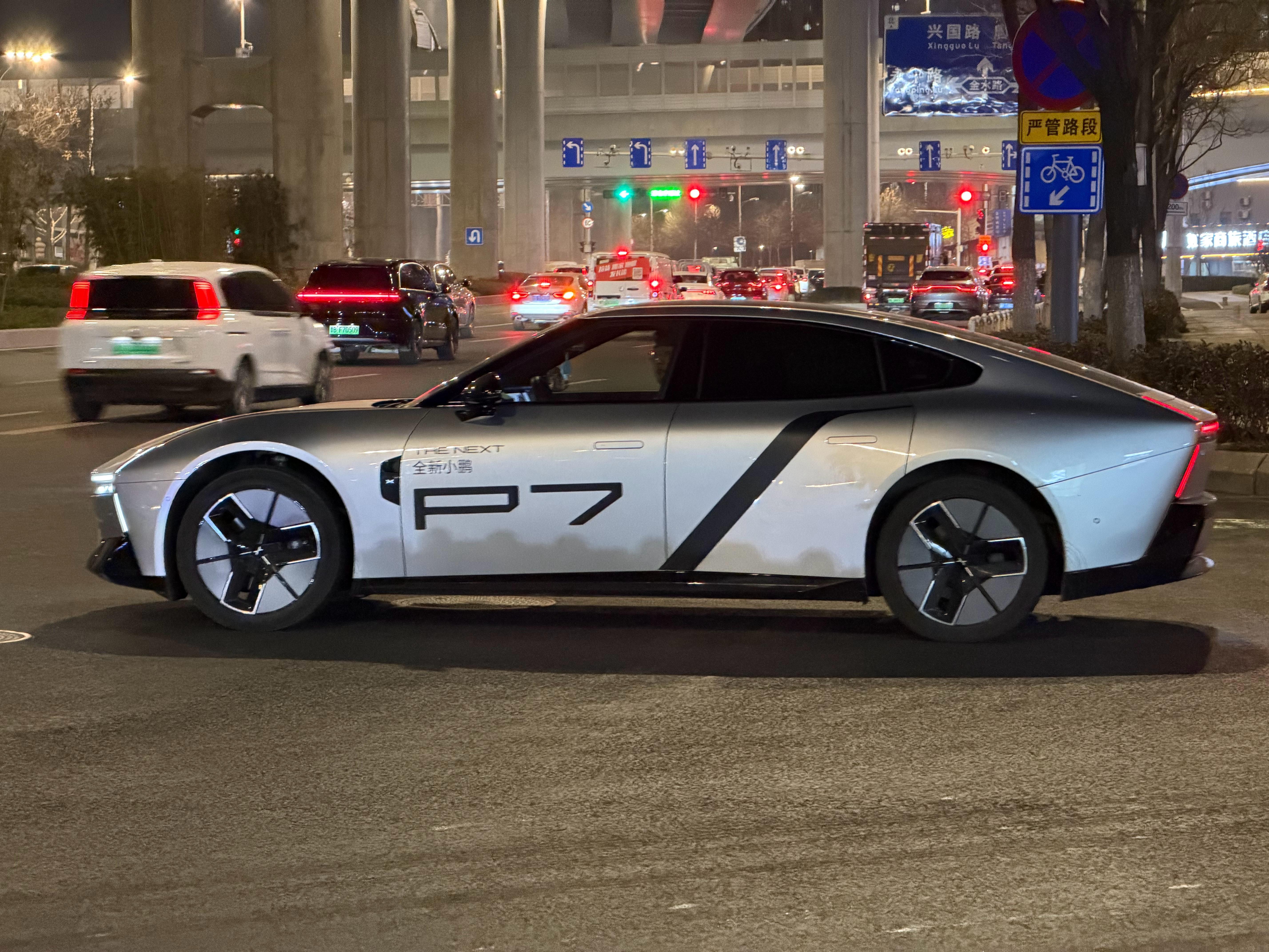 这个P7涂装挺帅的，是门店的是驾车吗