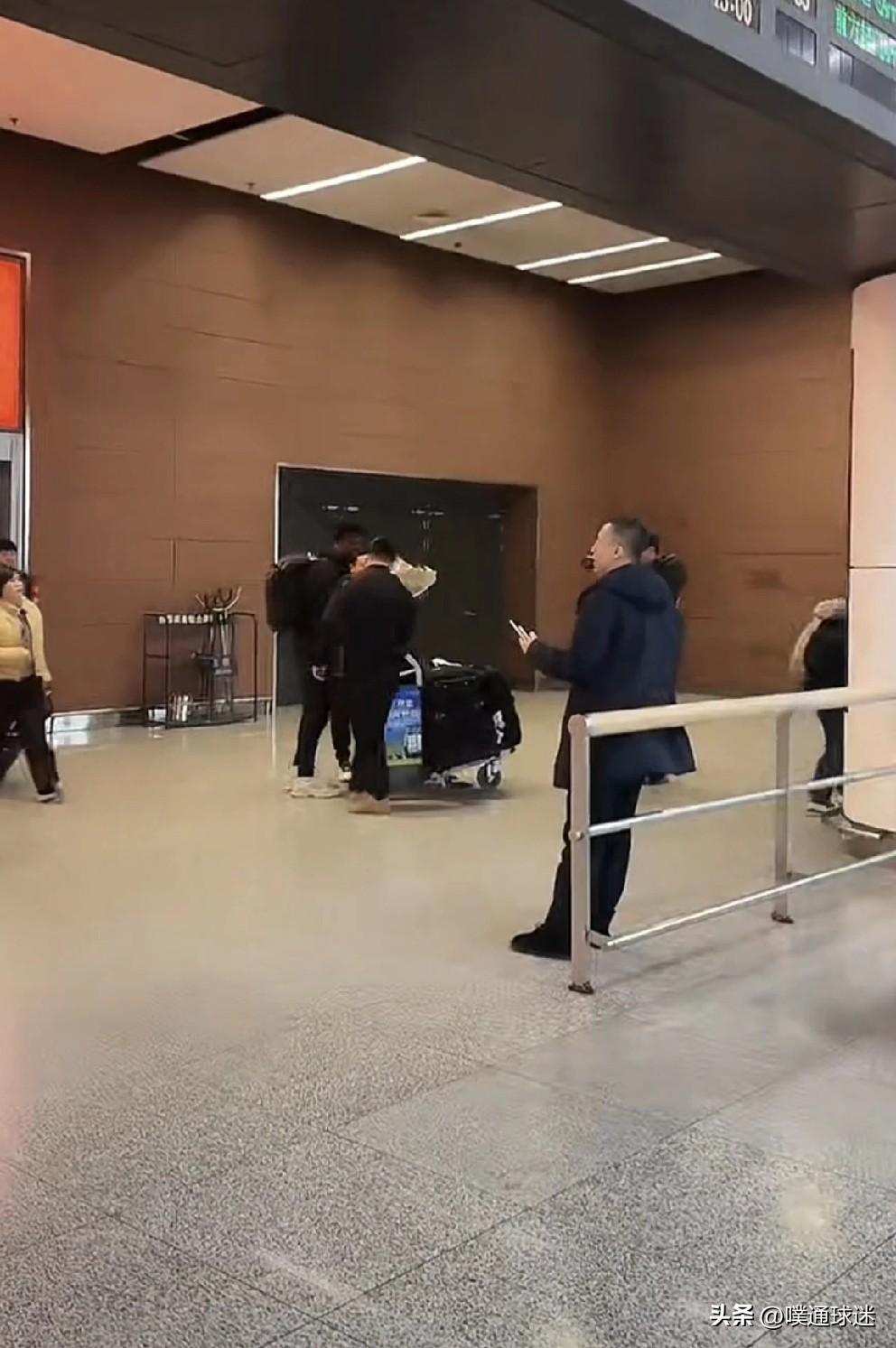 辽宁男篮新外援 布罗金顿 今日落地沈阳 由于昨晚沈阳大雾天气 原定凌晨到达沈阳的