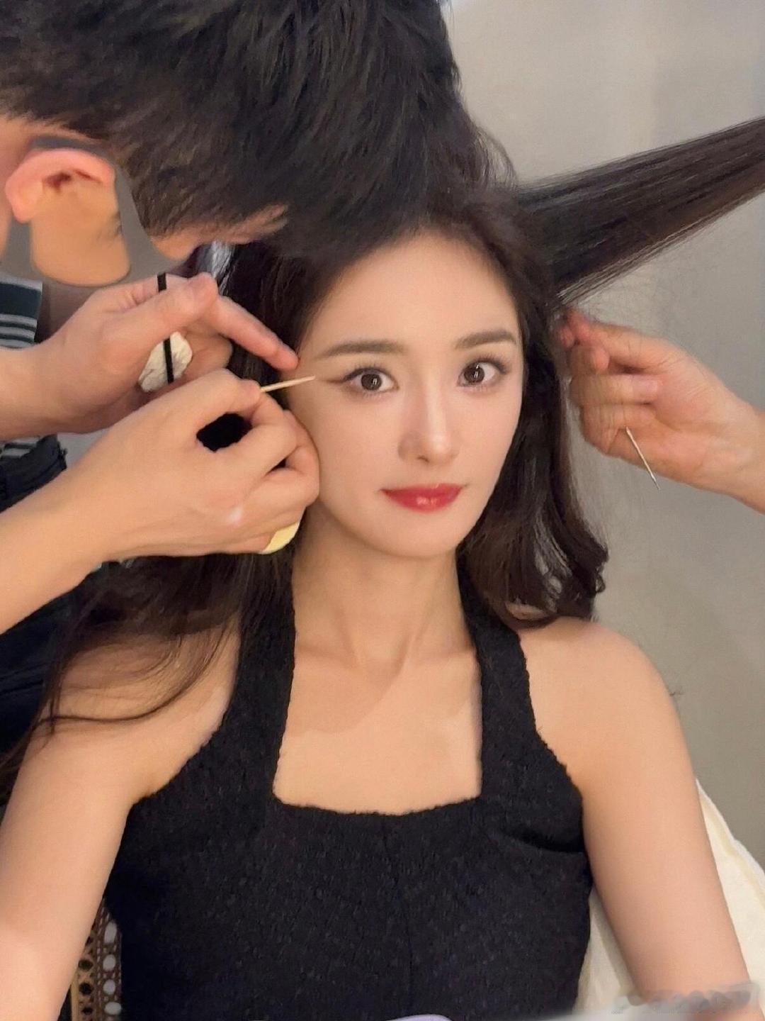 杨幂一开机立刻切换状态 不得不说杨幂这镜头感是真强，没开拍时自然随意，一开机马上
