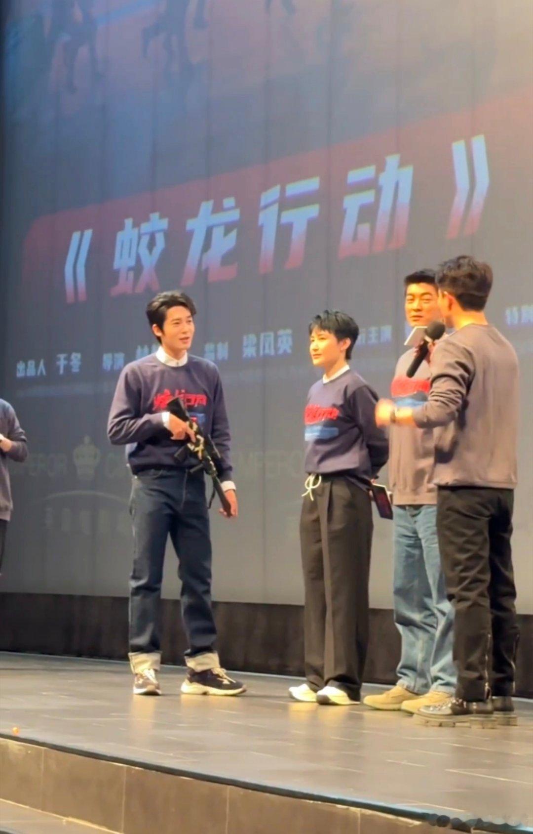 于适喊麦很烫嘴 于适在蛟龙行动重庆站映后这怎么还秒变空耳大师？而且还来了一个烫嘴