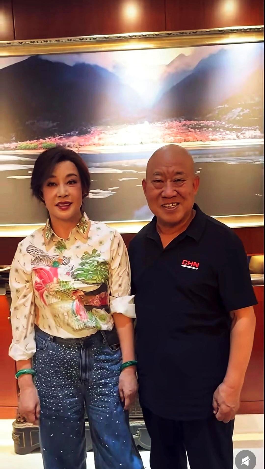 镜头一拉近，75岁的刘晓庆气色紧绷、妆发利落，竟比70岁的杜旭东更显“年轻”。