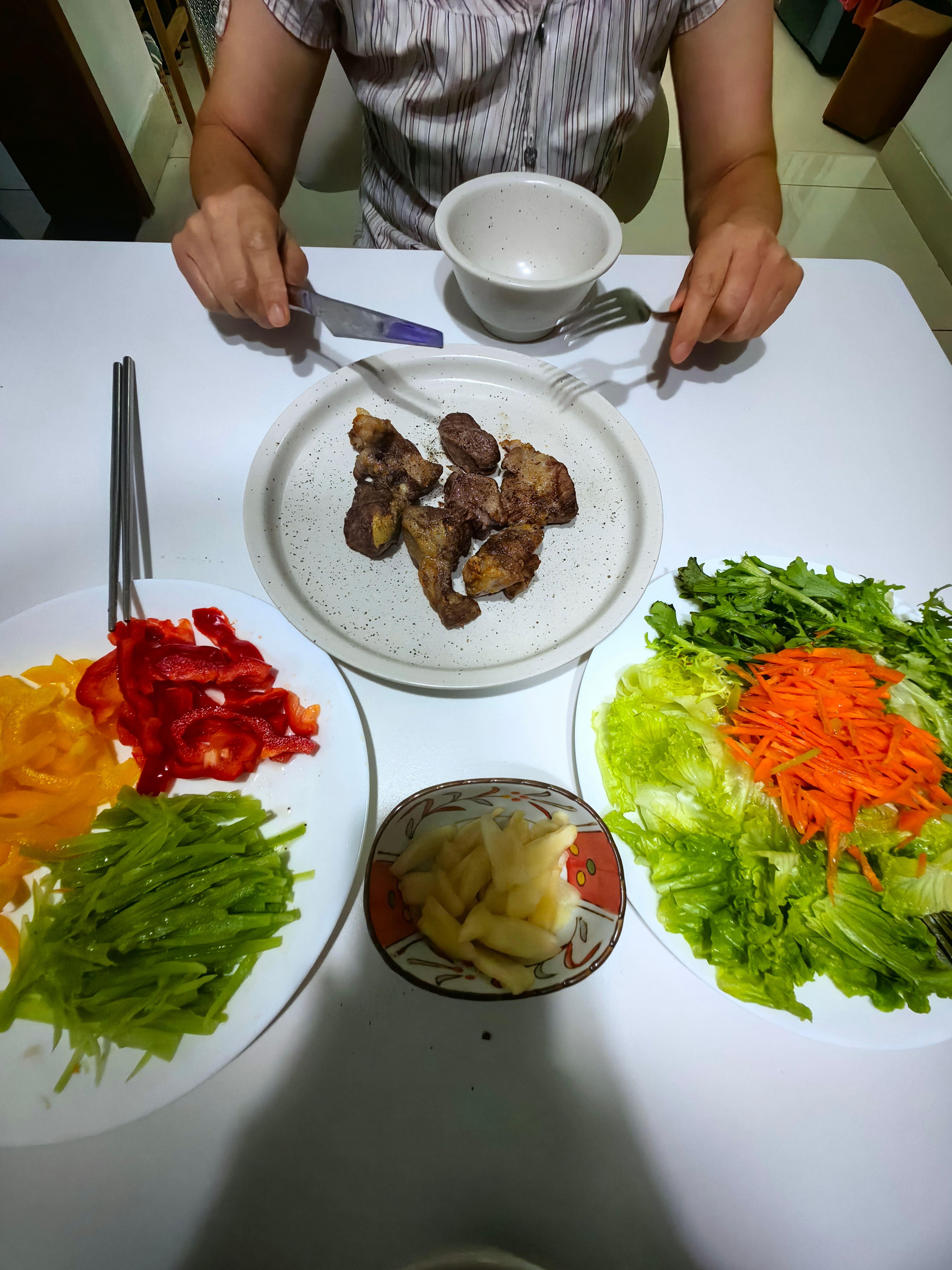 老餐桌是玻璃面板，20多年前最洋气嘴时髦的款式，现在显得既俗气又土气。喵奶奶说关
