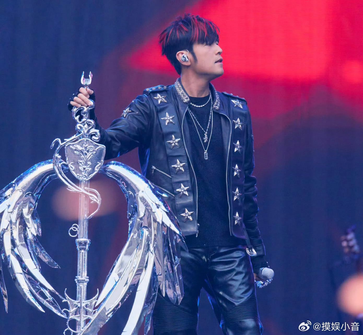 警方介入周杰伦演唱会周边遭哄抢周杰伦嘉年华鸟巢场次临近散场天降大雨，无雨具歌迷扎