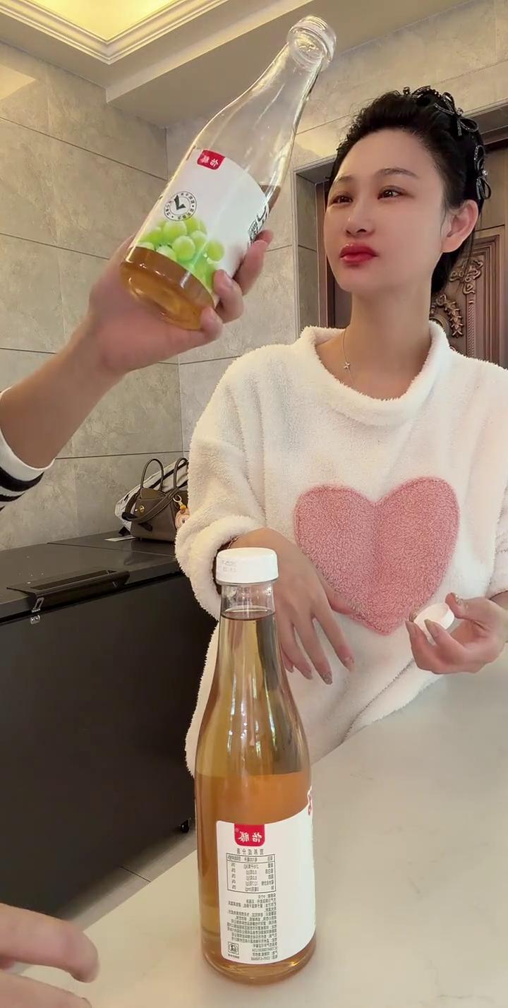 姐妹们，这个很好喝，白冰白葡萄汁，可有味了，酸甜的。又是他家的，他家东西都挺好，