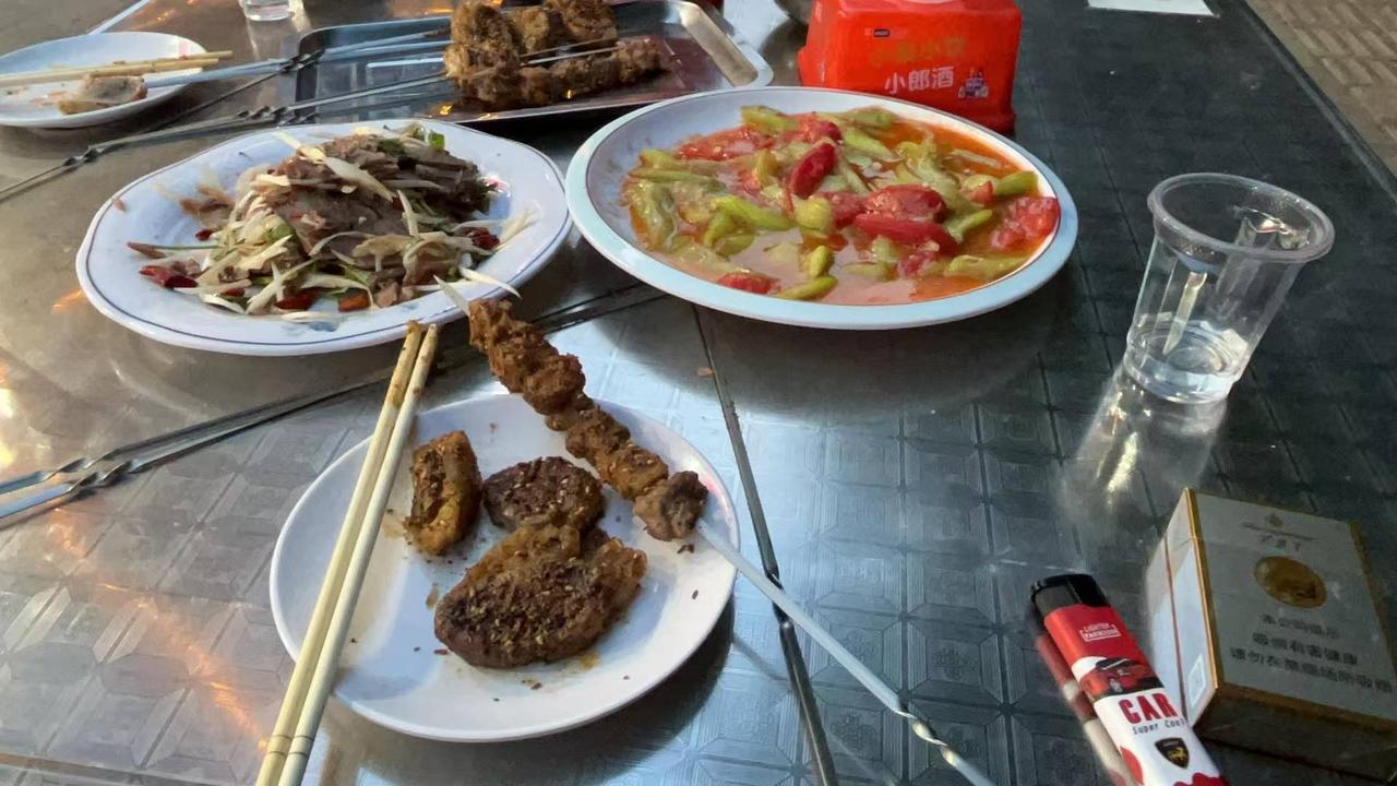 家常小炒青椒番茄，真是绝了！它就是妥妥的下饭神器。
做法简单，先把西红柿切块、大