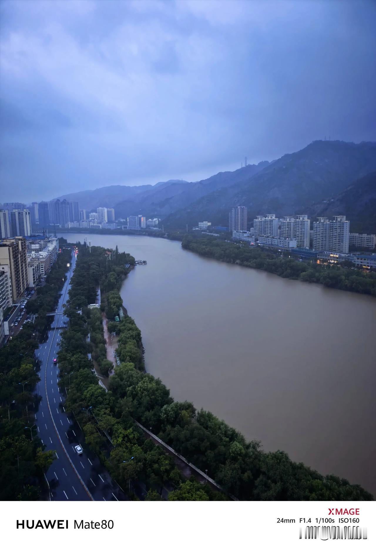 暑气被一场阴雨轻轻消解，清晨的兰州，浸在一片温润的薄雾之中。望眼远眺，黄河奔涌，