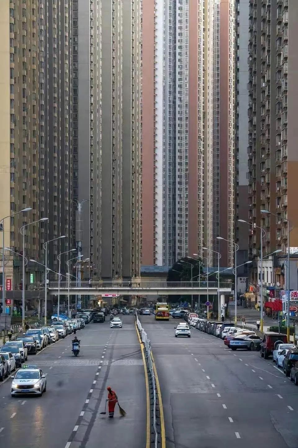 你说贵阳这个花果园的楼下，道路两旁边也不弄绿化栽树，唯独房子不像欧洲的某些地方，