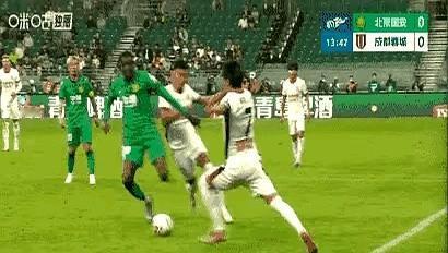 韦世豪的铲球引发大争议，一脚危险动作只被黄牌，裁判抛出疑问。

第14分钟，他在