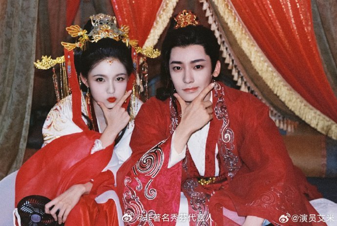 艾米晒与侯明昊9张合照年上感拉满了 二搭吧求求了 