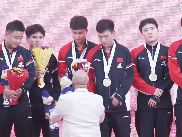 国乒小将林诗栋颁奖时遇尴尬：鲜花“致命香气”成话题
刚刚结束的比赛中，国乒小将林
