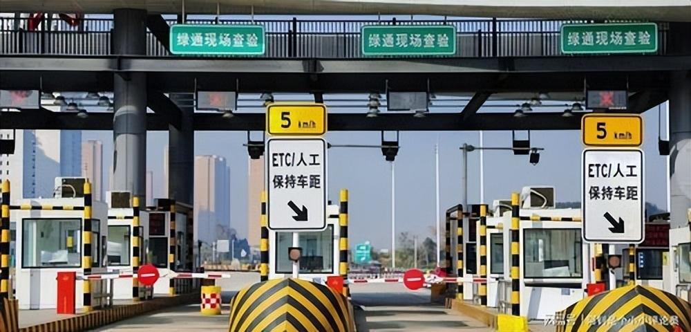 节假日高速免费，本来是想让车流快点走，结果这些年越来越像“集中添堵”。
大家都知