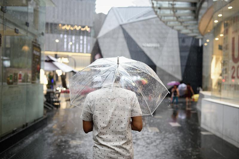 今天刷到那句“生活不是等待风暴过去，而是学会在雨中翩翩起舞。保持热爱，奔赴山海”