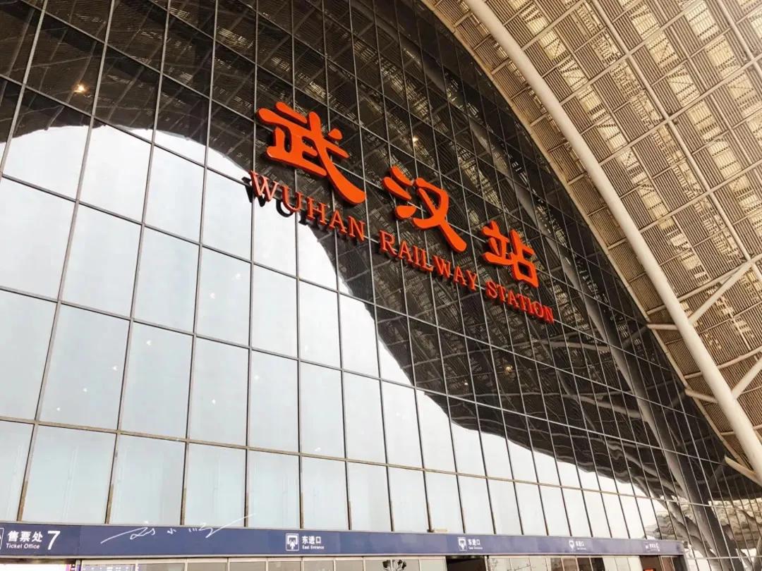 国内唯一一个火车站名字没有统一的大城市，外地人坐车时都乱了？

这里是刘小顺的旅