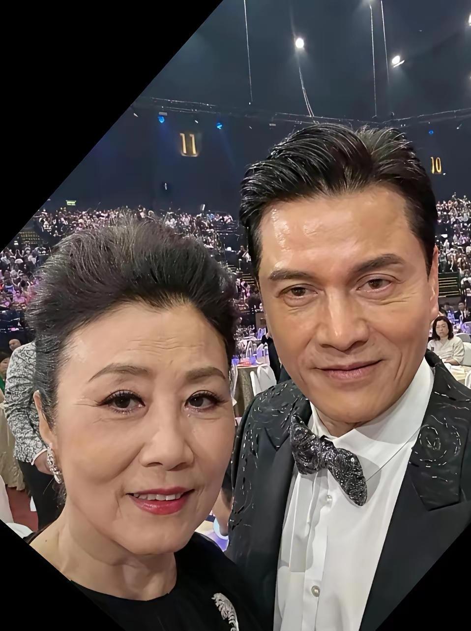 吕良伟在这张照片上的面容，实话实说，一看最起码也有60多岁了！