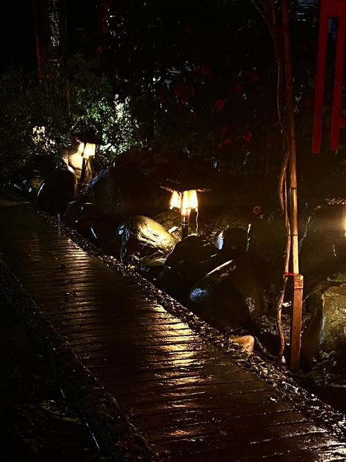 刑侦悬疑剧《黑夜告白》大量场景在云南取景拍摄。剧组深耕玉溪绿汁镇工业遗迹，红砖家