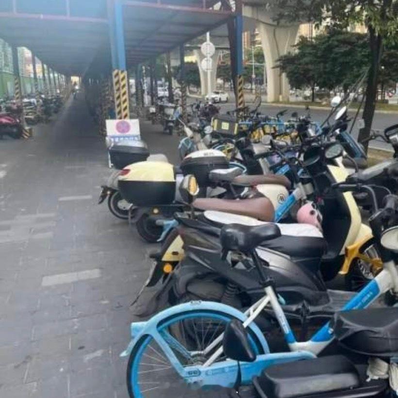 深圳一地铁口被电鸡堵得走不动公共电车的乱停乱放问题太严重了，好多公交站地铁站被围