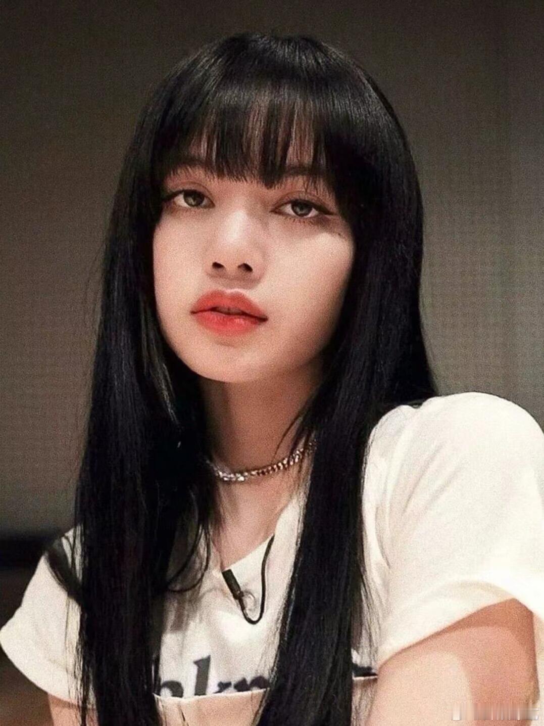 宽松针织外套自带亲和力，阔腿裤让步伐更显轻盈，棒球帽下的笑容藏不住期待，运动鞋踩