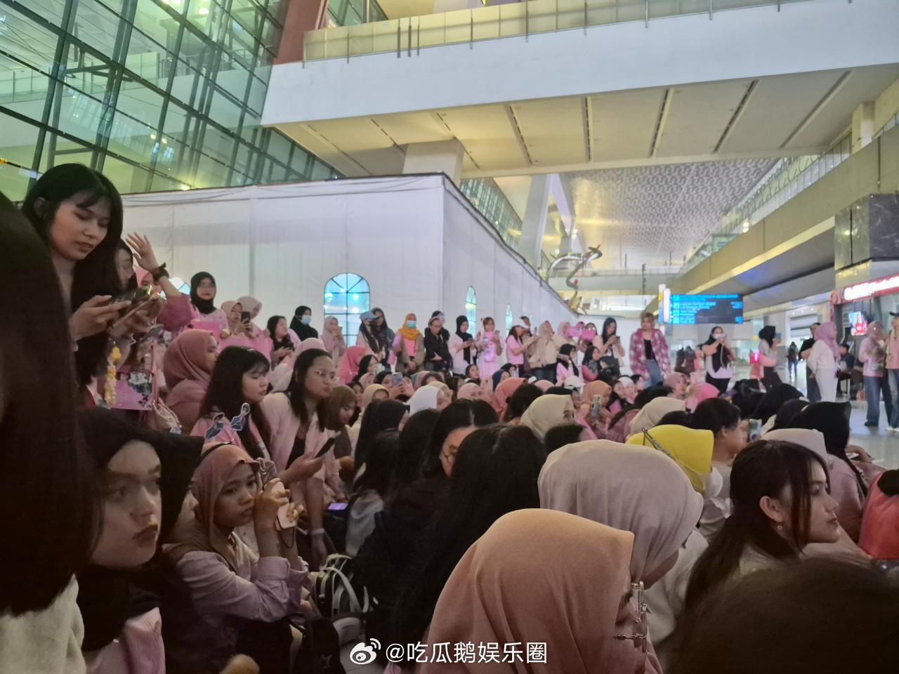 周翊然印尼·雅加达机场路透，好多接机的粉丝啊，东南亚人气这么旺 