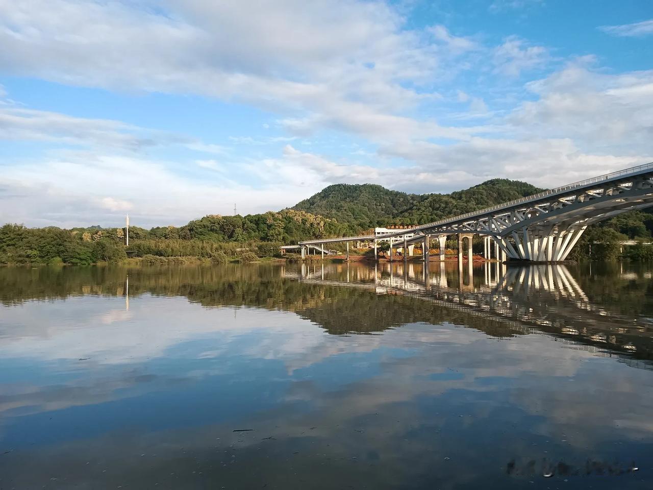 #上联：湖南湖北湖对湖， 下联：#
湖南湖北的湖指的是洞庭湖。洞庭湖以南为湖南，