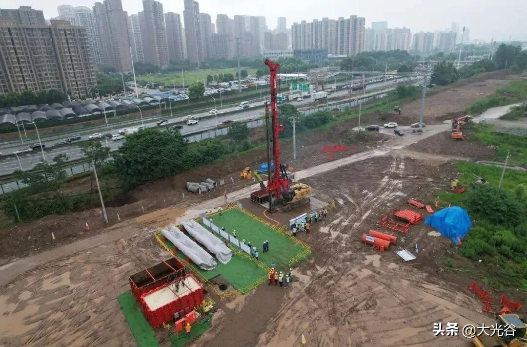 白沙洲公铁两用大桥主体工程正式动工

6月8日，武汉白沙洲公铁两用长江大桥首根桩
