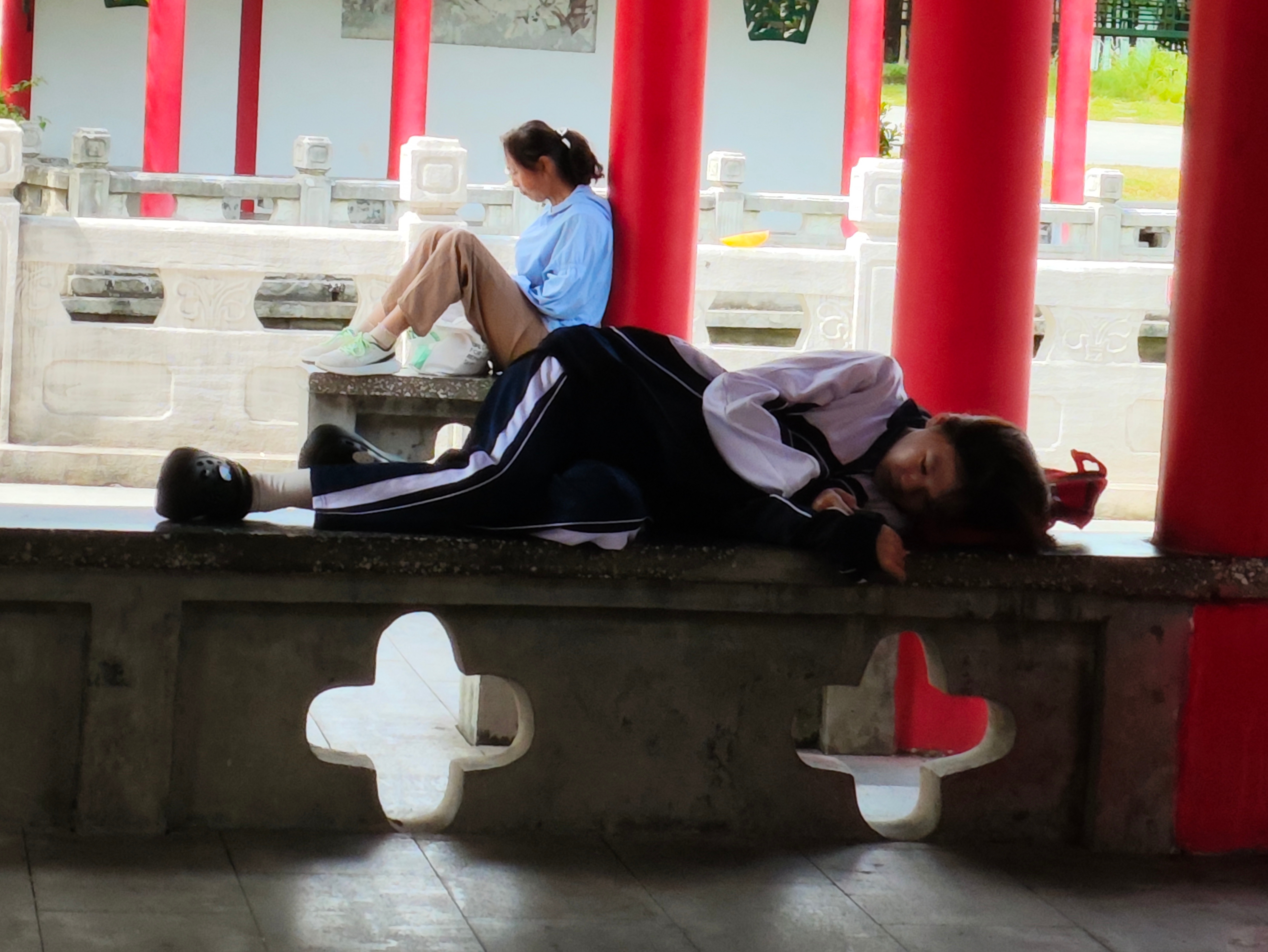 东莞一公园石凳密集扶手被拆除石凳上安装密集扶手没必要，装上又拆就是浪费资源。放置