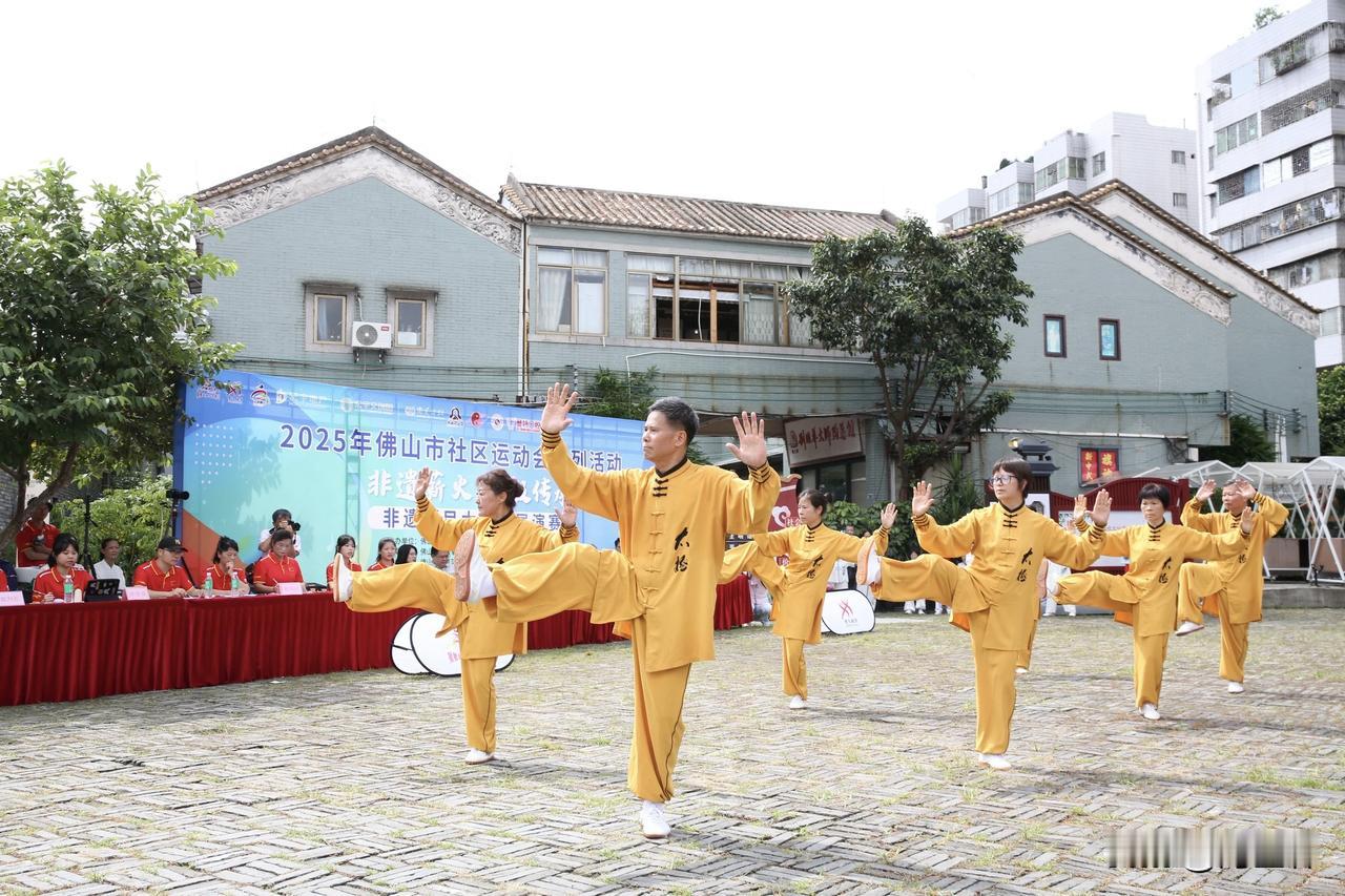 佛山太极拳决赛上，醒狮腾跃与香云纱雅韵碰撞；茂名荔枝园里，定向越野让运动激情融入