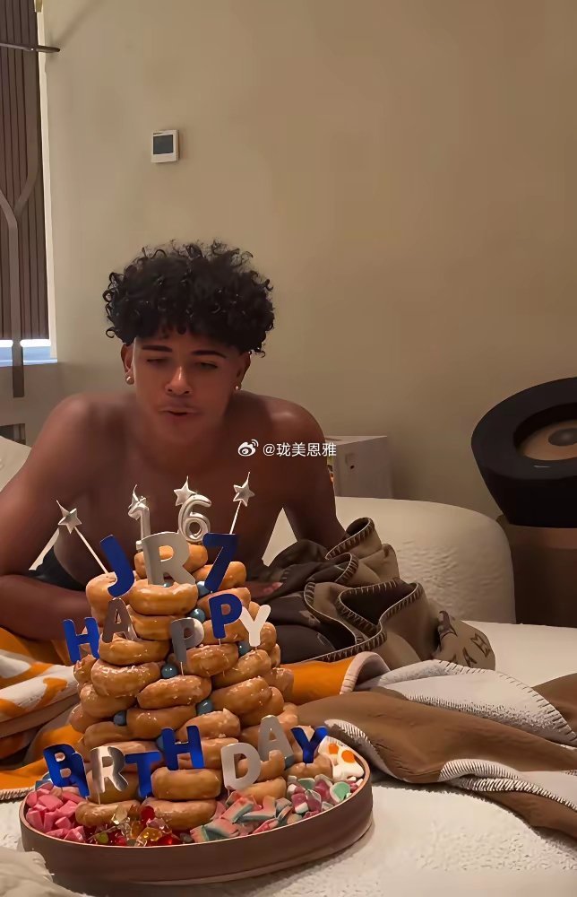 C罗家那个保姆，现在把1米9的继子当亲儿子养了？ 