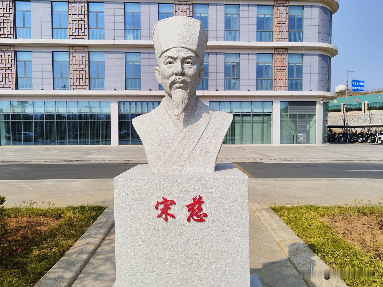 在蓉江新区看到宋慈的塑像才知道，这位世界法医学鼻祖原来是在赣州入仕，在赣州任提刑