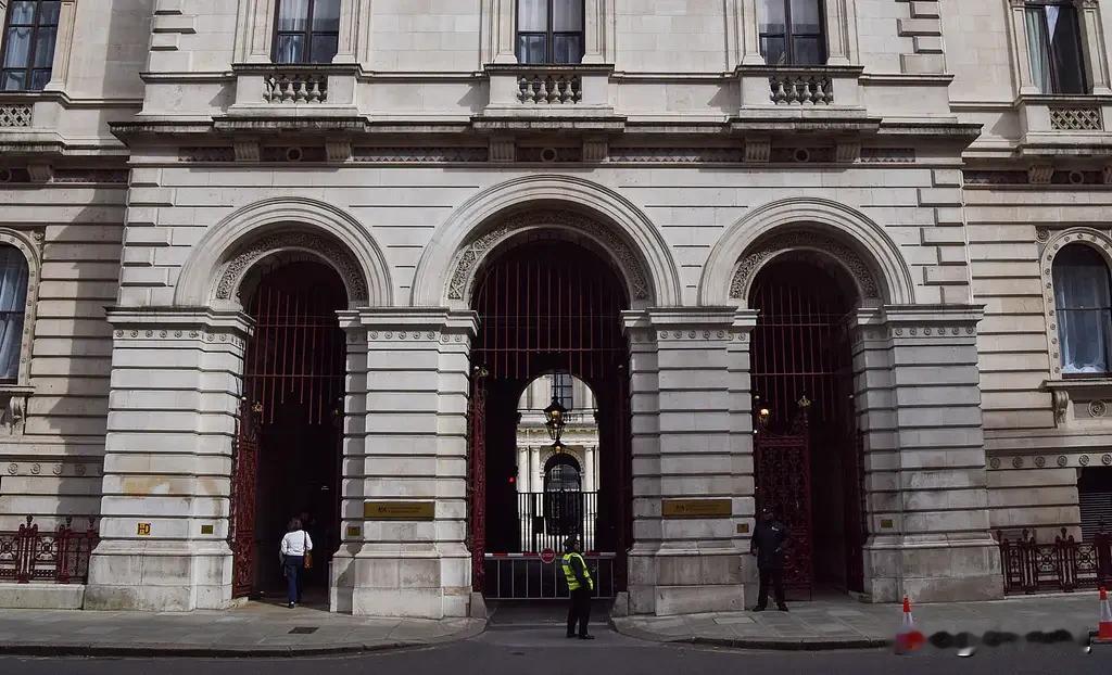 英国要下场了？据英国外交部在当地时间22日表示，鉴于地区局势紧张，英国工作人员已