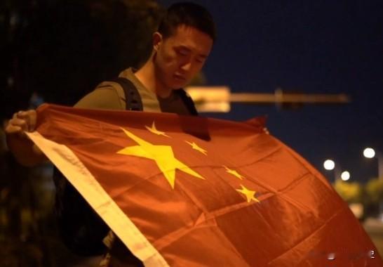 2020年，一约旦司机掏出了刀子，示意中国游客掏5000元打车费，小伙摸了摸口袋