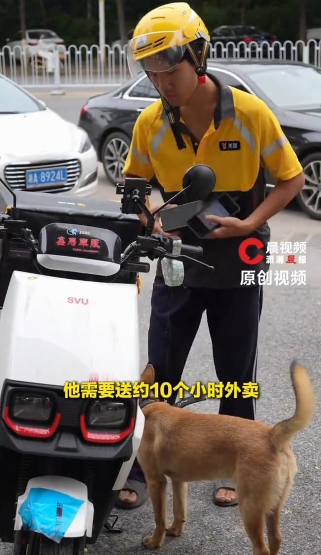 19岁的唐维从未想过，自己会因为一块遮不住雨的帐篷，被整座城市温柔地接住。

2