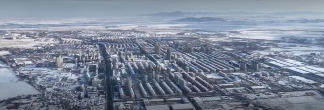 春节临近，我国多地精准施策，织密困难群众温暖保障网。社区服务中心里，工作人员为群