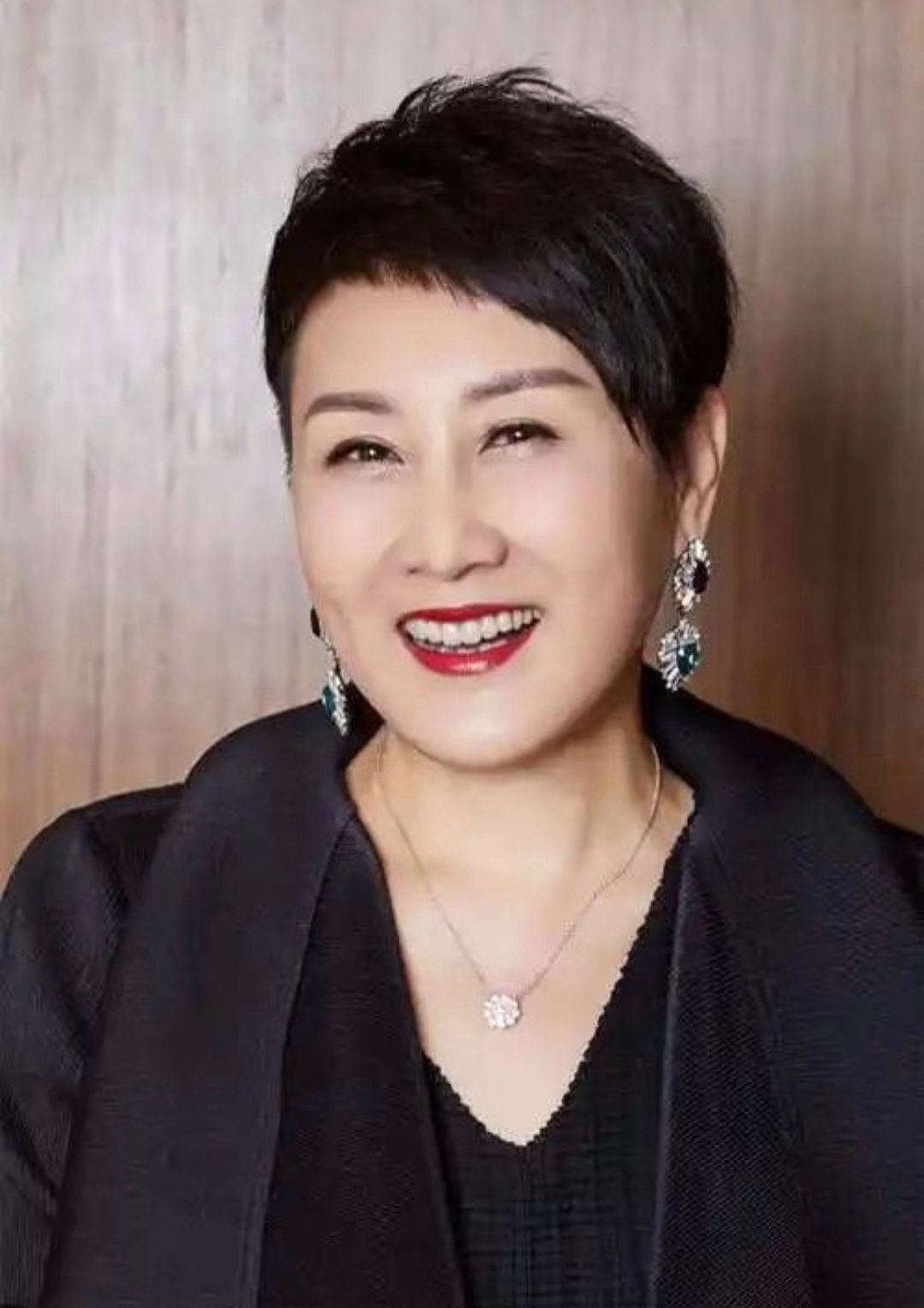 张凯丽老辈子就是这么随心所欲凯丽姐一直是这样心直口快的，见怪不怪了