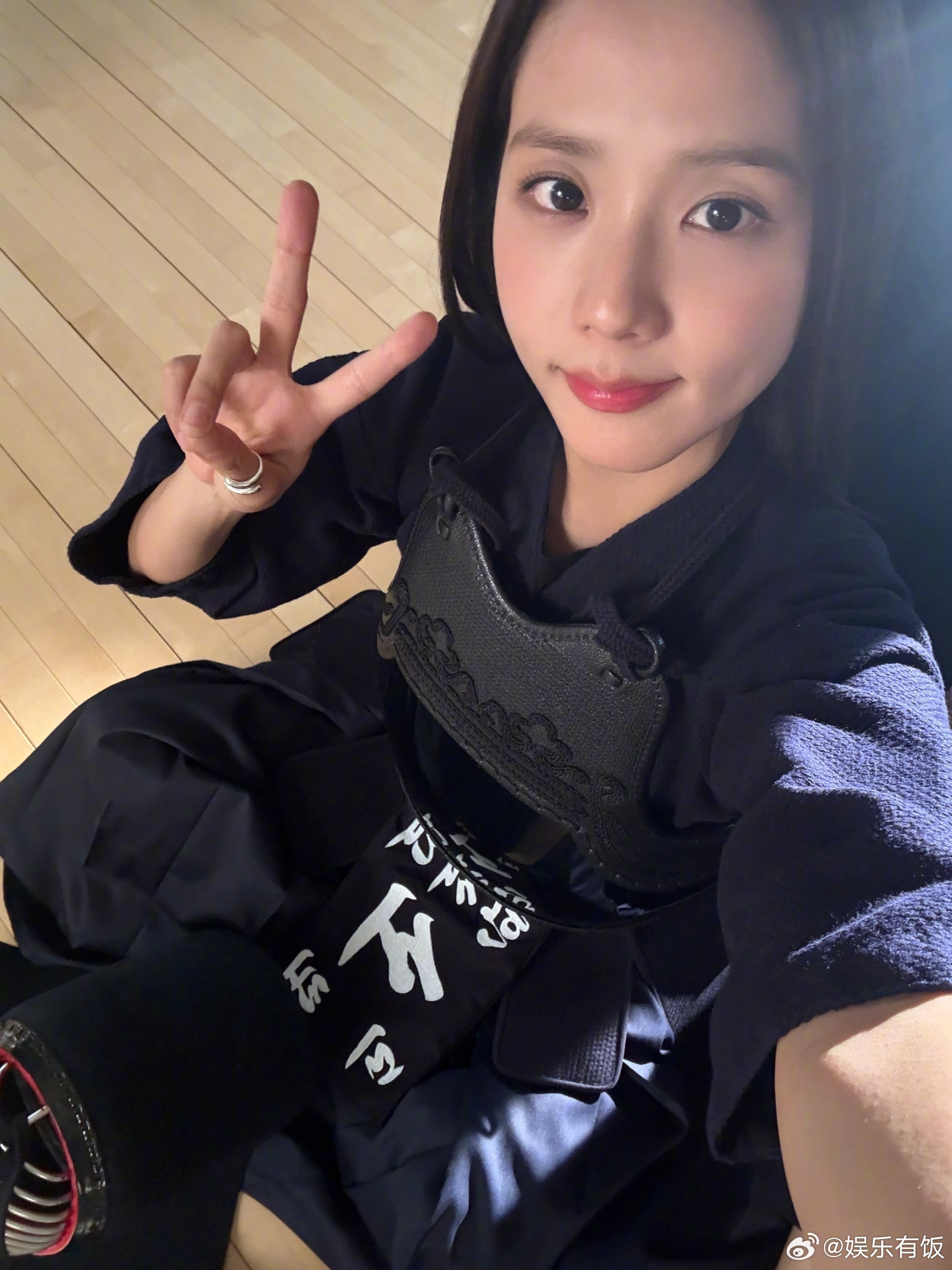 金智秀夏日氧气感写真 秀秀之前答应粉丝发微博，今天果然说到做到！白裙、阳光、沙滩