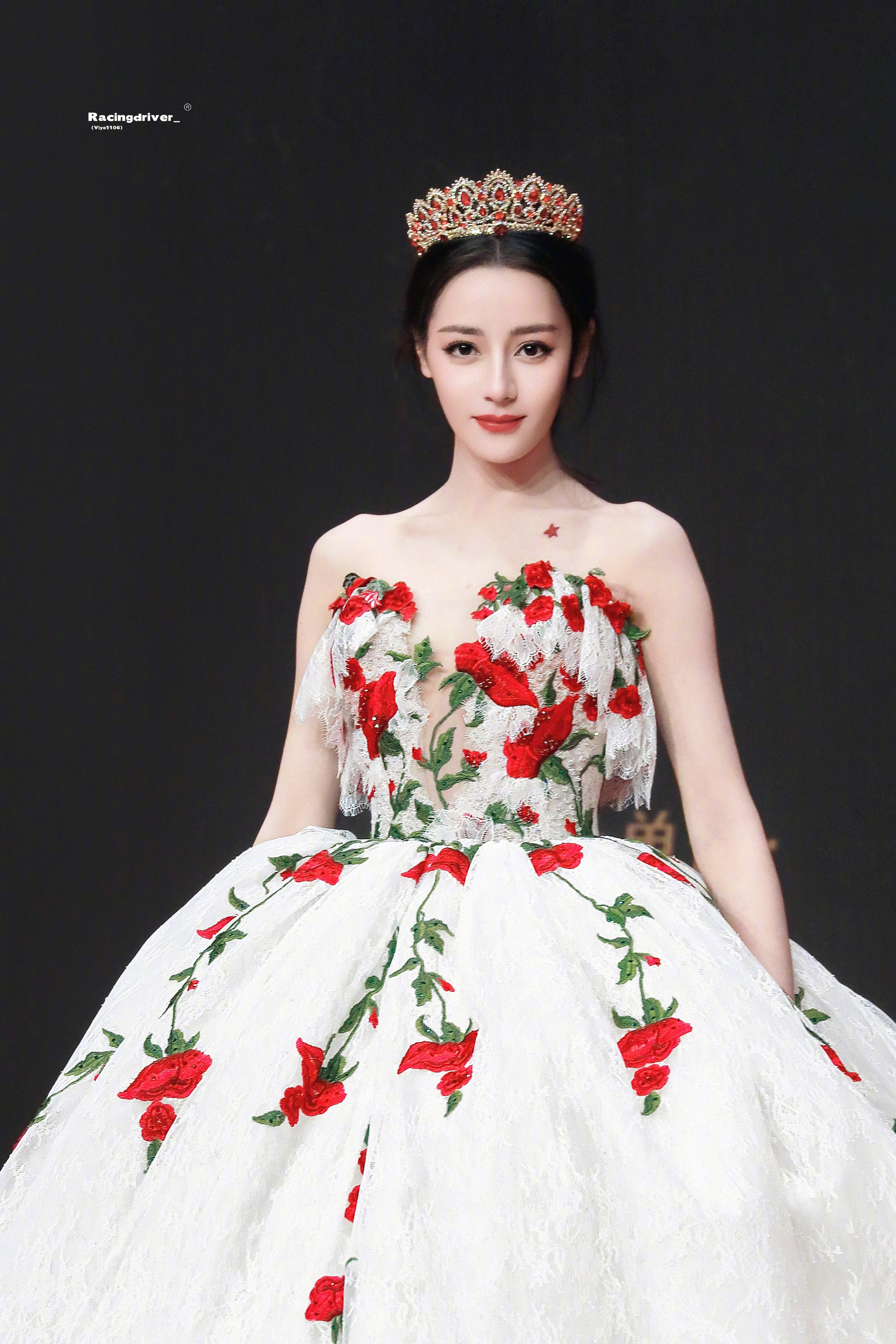 愚人节站姐团建现场变热巴美貌巡展魏哲鸣站姐拍的迪丽热巴好绝