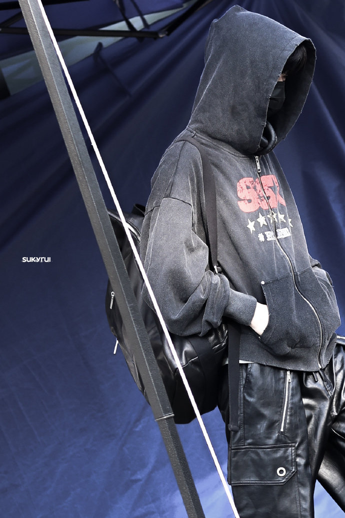 张函瑞双手插兜  安博哥哥上班！双手插兜的张函瑞所有人立刻感受