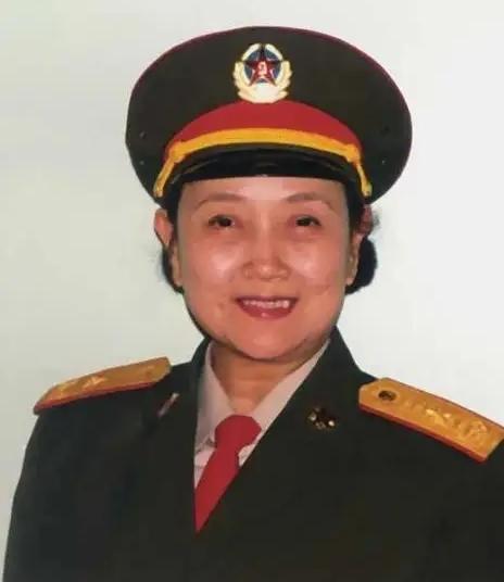 1992年，八一厂背着800万元外债，眼看揭不开锅，领导找到王晓棠，问她：“敢不