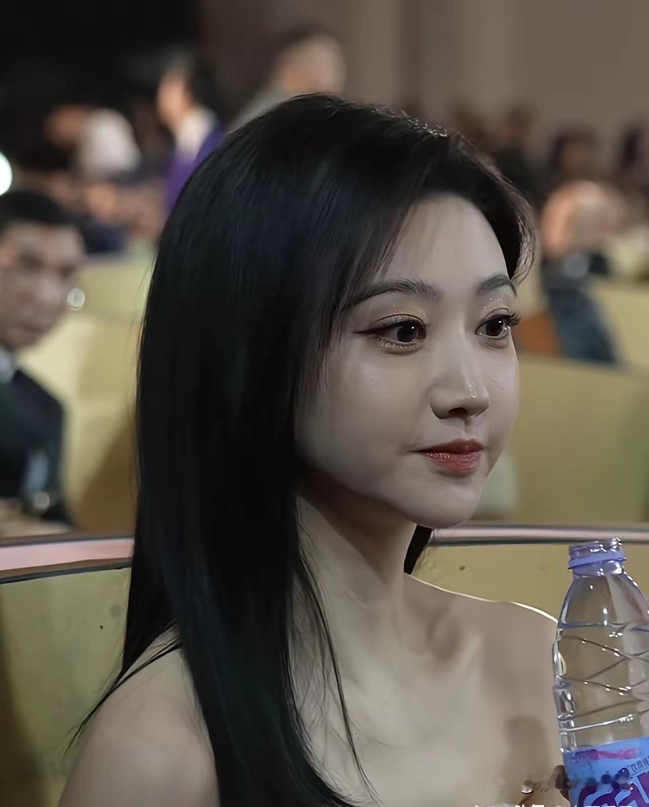 由俭入奢易，由奢入简难，景甜起点非常高，年轻时被金主捧成女明星，后来分手了想着找