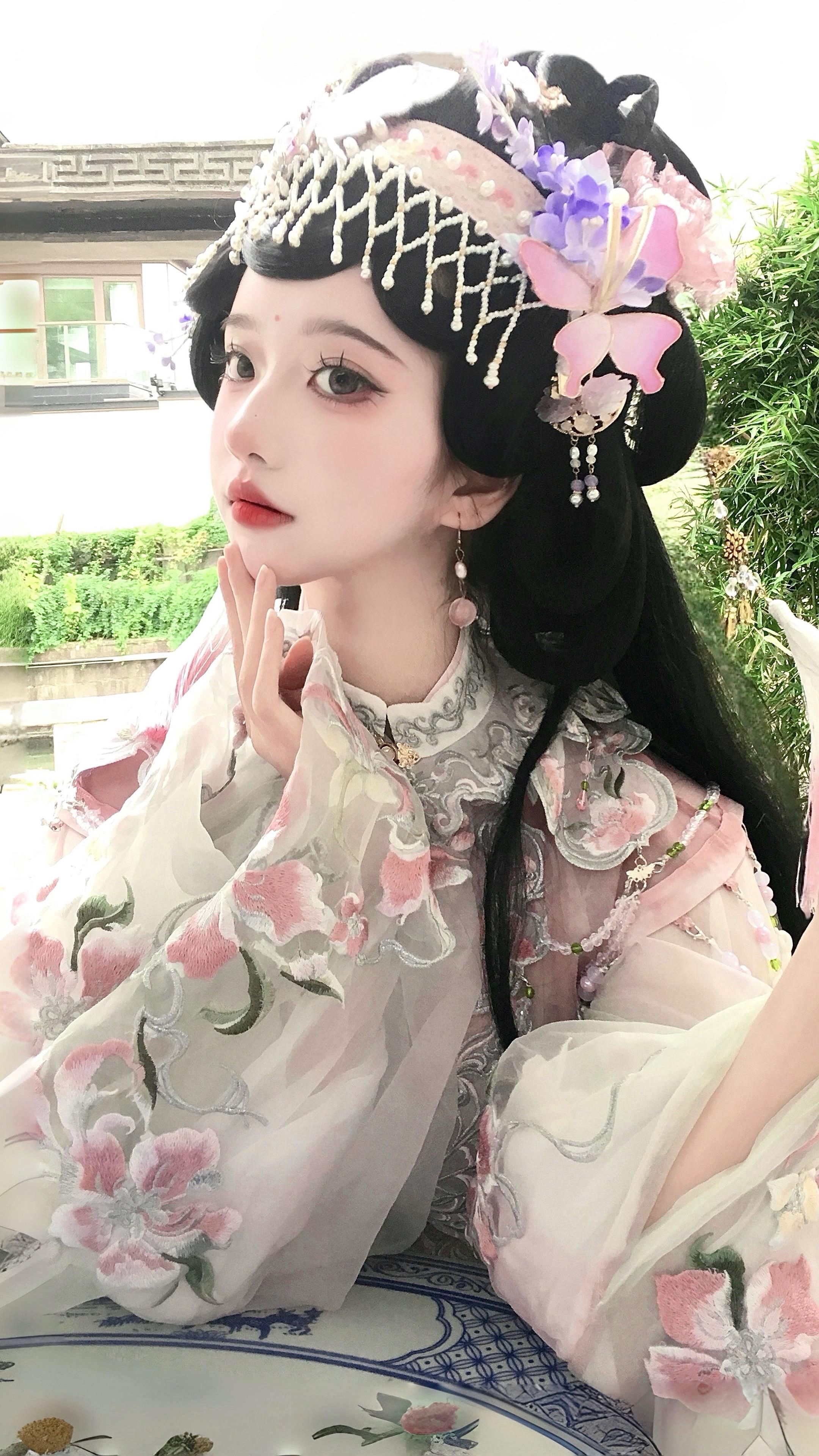 云想衣裳花想容 春风拂槛露华浓