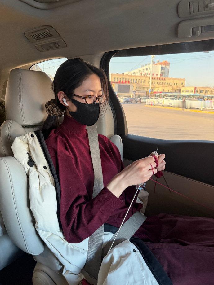 向涵之含红量极高 果然美女和红色的适配度是满分！ 这一身“含红量”极高的造型，简