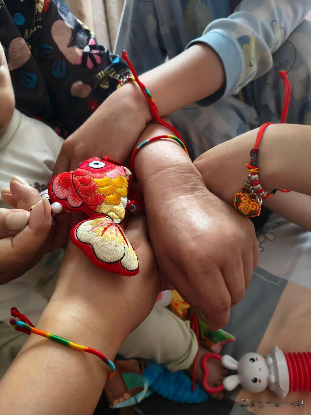 端午节怎么可以少了花花绳，香包、艾草、粽子、蜂蜜和祝福。

祝各位老铁和刷到这篇