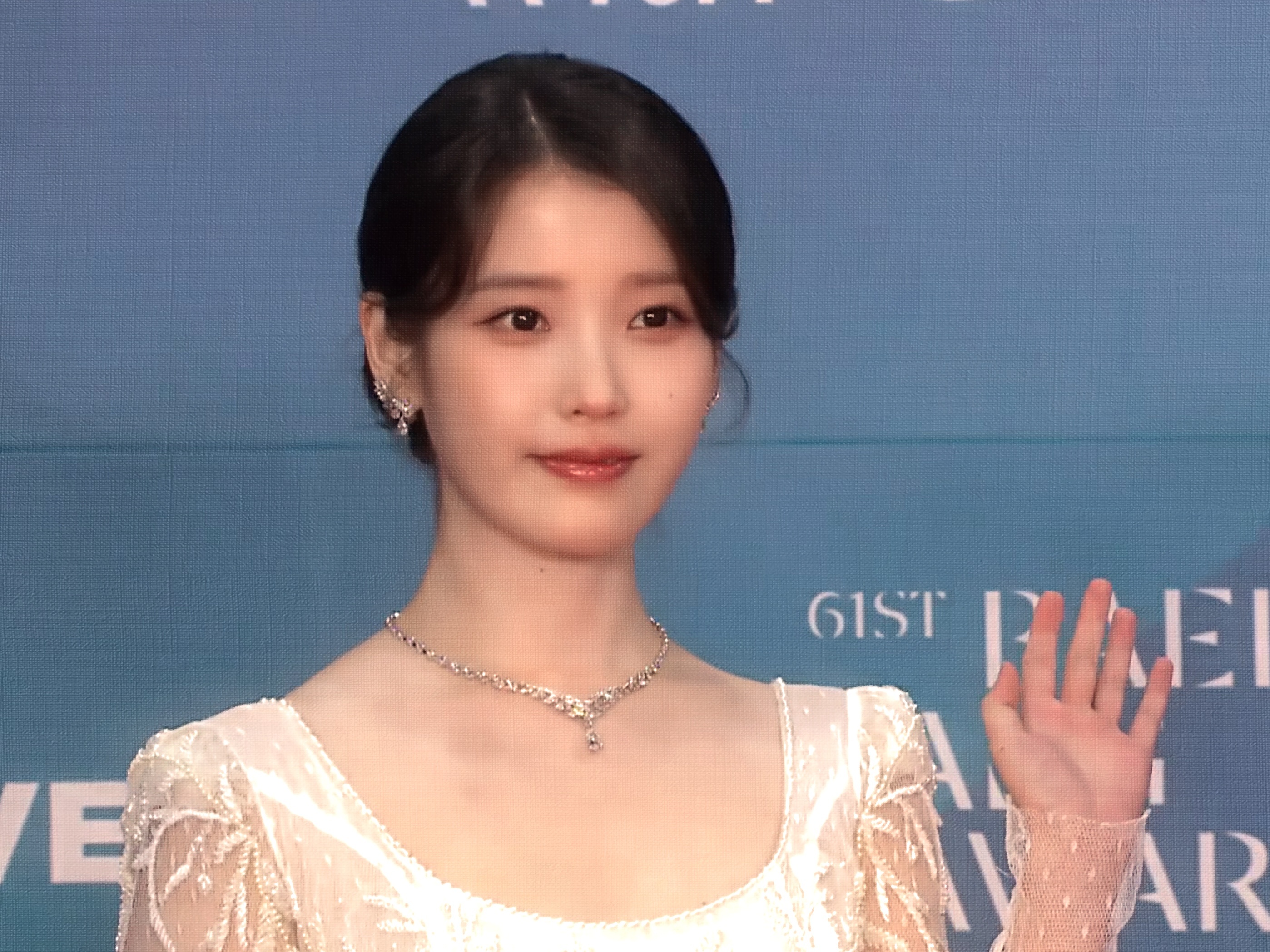 IU白裙盘发姐，太美了[泪][泪] ​​​