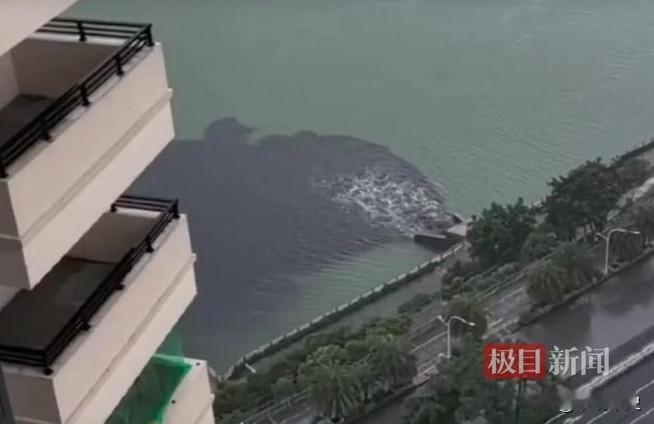 居民拍到有黑水直接被排入邕江水域，质疑趁着南宁暴雨排污，“二十几楼还能闻到臭味”