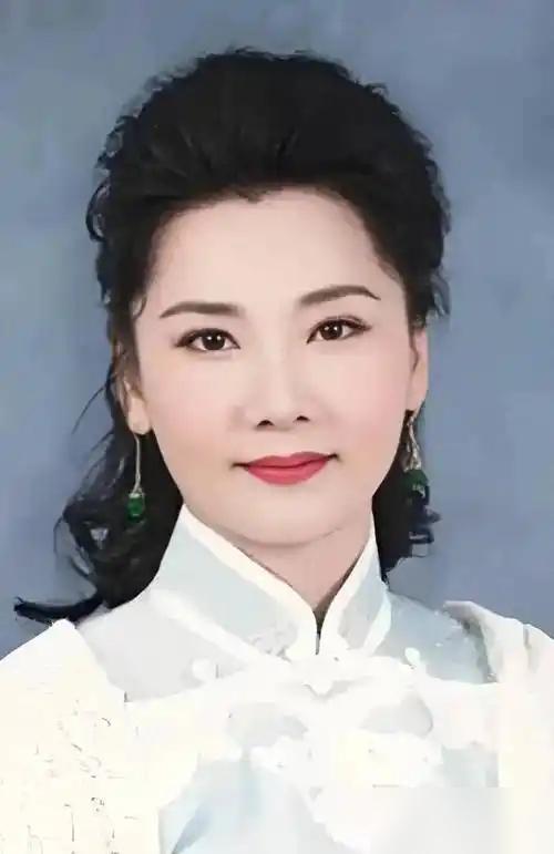 演员何赛飞说：“当年，我和我老公一见钟情，他是我老师的儿子，我们恋爱时还闹过一段